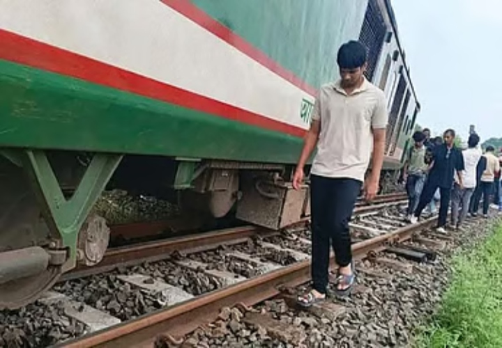 নাটোরে ট্রেন লাইনচ্যুত, উত্তরবঙ্গের সঙ্গে ঢাকার রেল যোগাযোগ বন্ধ
