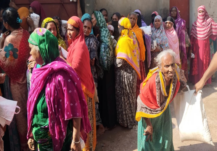 ৫ কেজি আটার জন্য ৫ দিন অপেক্ষা, লালপুরে ভোগান্তিতে নিম্ন আয়ের মানুষ