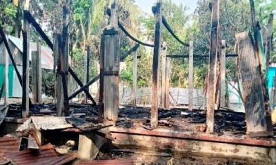 নেশার টাকা না পেয়ে নিজেদের  বসতঘরে আগুন দিলেন দুই ভাই